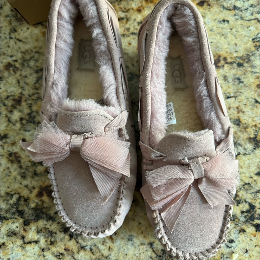 NWT UGG Dakota Pink Moccasin Slippers with Bow Detail